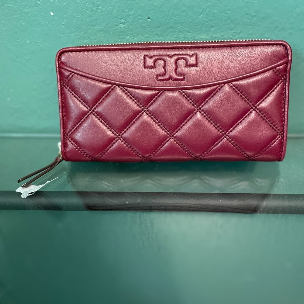 LEATHER ZIP CONTINENTAL WALLET .